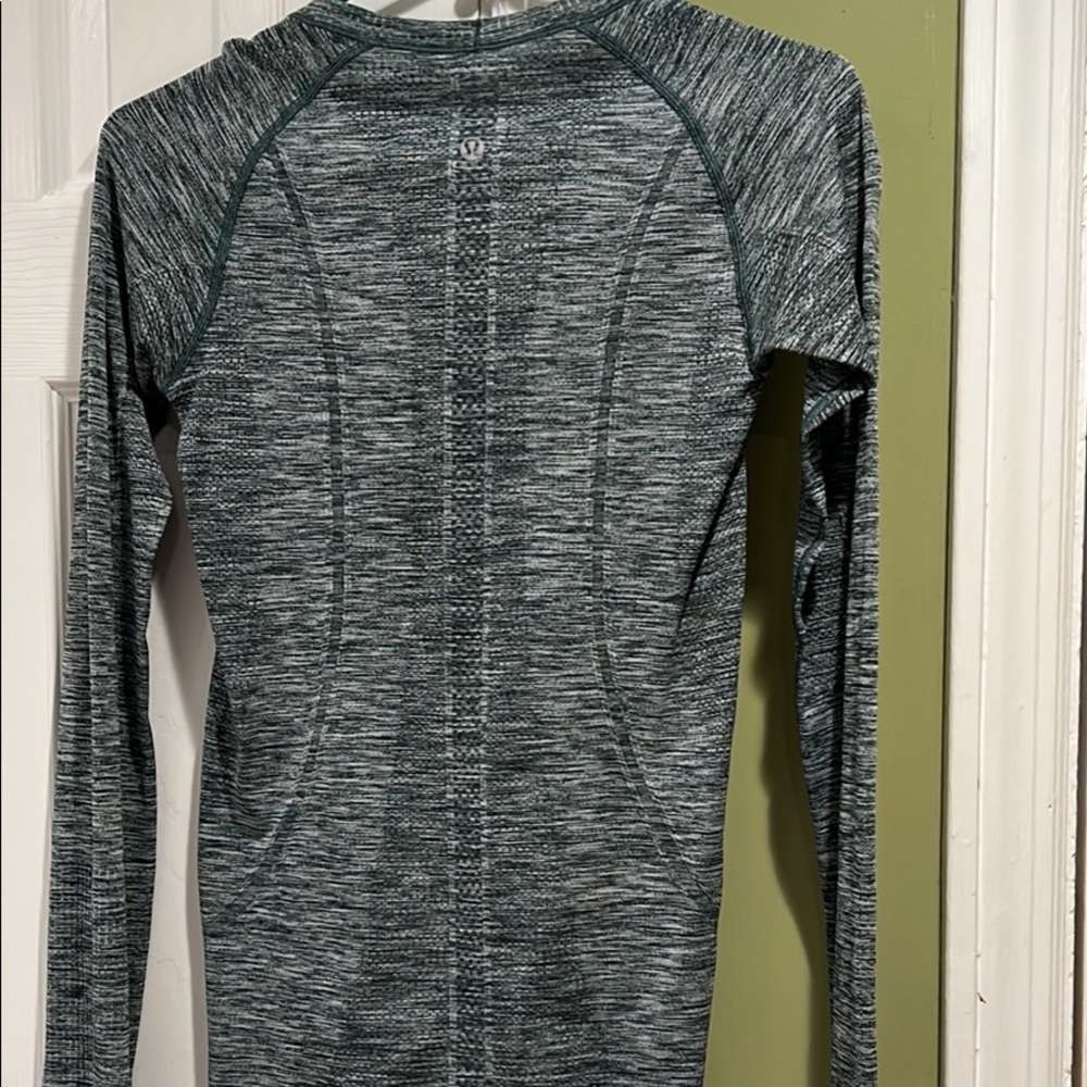 Lululemon swiftly long sleeve size 4
